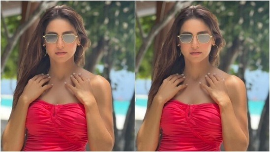 Aamna decked up in the off-shoulder pink dress with gathered up details and added a hat as an accessory to her beach look.(Instagram/@aamnasharifofficial)