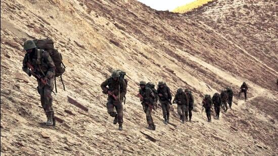 **EDS: TWITTER IMAGE POSTED BY @adgpi on SATURDAY, SEPT. 10, 2022** Ladakh: Indian Army's Exercise Parvat Prahar in eastern Ladakh, amid the ongoing disengagement with China in the Gogra Heights-Hot Springs area on the LAC. (PTI Photo)(PTI09_10_2022_000284B) (PTI)