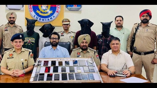 The accused and stolen mobile phones recovered from them in Ludhiana police custody. (HT Photo)