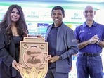 Haile Gebrselassie during the unveiling of the Vedanta Delhi Half Marathon Finisher's medal.(Twitter) Haile Gebrselassie during the unveiling of the Vedanta Delhi Half Marathon Finisher's medal.(Twitter)