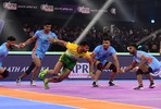 The Warriors kept forcing the Pirates to make errors(Pro Kabaddi) The Warriors kept forcing the Pirates to make errors(Pro Kabaddi)