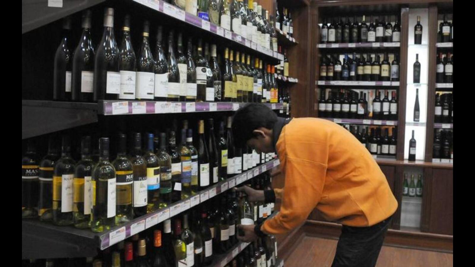 Resentment runs high against sale of liquor at J&K departmental stores Hindustan Times