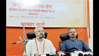 RSS’s Akhil Bharatiya Prachar Pramukh Sunil Ambekar addressing media persons on Saturday. (HT Photo)
