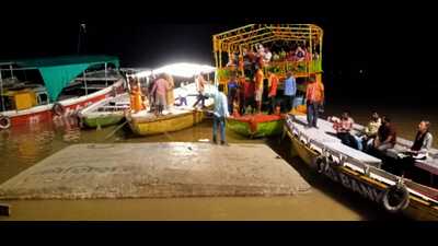 The Ganga jis ust 2.8 metre away from the danger mark in Varanasi. (HT photo) The Ganga jis ust 2.8 metre away from the danger mark in Varanasi. (HT photo)