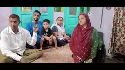 Mohammad Shahid with his family members. (HT)
