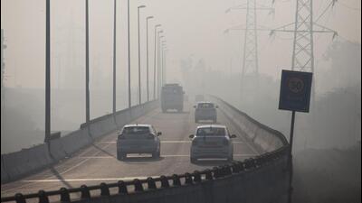 Indian commuters drive amidst heavy smog along a road in New Delhi on January 17, 2019. Smog levels spike during winter in Delhi, when air quality often eclipses the World Health Organization's safe levels. Cooler air traps pollutants -- such as from vehicles, building sites and farmers burning crops in regions outside the Indian capital -- close to the ground. (Photo by XAVIER GALIANA / AFP) (AFP) Indian commuters drive amidst heavy smog along a road in New Delhi on January 17, 2019. Smog levels spike during winter in Delhi, when air quality often eclipses the World Health Organization's safe levels. Cooler air traps pollutants -- such as from vehicles, building sites and farmers burning crops in regions outside the Indian capital -- close to the ground. (Photo by XAVIER GALIANA / AFP) (AFP)