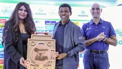 Haile Gebrselassie during the unveiling of the Vedanta Delhi Half Marathon Finisher's medal. (Twitter) Haile Gebrselassie during the unveiling of the Vedanta Delhi Half Marathon Finisher's medal. (Twitter)