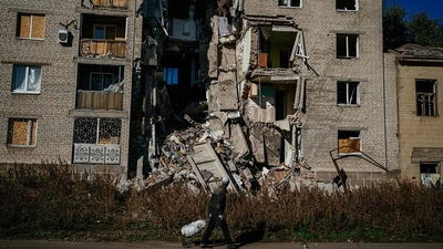 A local resident pulls a cart past a damaged building in the town of Bakhmut amid the Russian invasion of Ukraine. (Photo by Dimitar DILKOFF / AFP) A local resident pulls a cart past a damaged building in the town of Bakhmut amid the Russian invasion of Ukraine. (Photo by Dimitar DILKOFF / AFP)