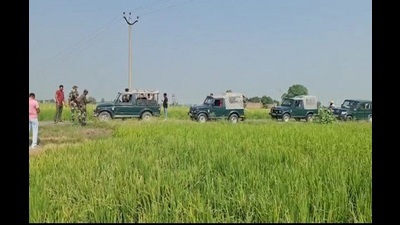 The farmers of six border districts—Amritsar, Gurdaspur, Pathankot, Tarn Taran, Ferozepur and Fazilka—are now ready to give affidavits for selling their land to the Central government. (HT file photo) The farmers of six border districts—Amritsar, Gurdaspur, Pathankot, Tarn Taran, Ferozepur and Fazilka—are now ready to give affidavits for selling their land to the Central government. (HT file photo)