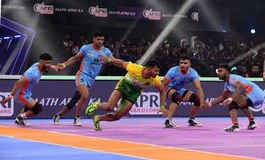 The Warriors kept forcing the Pirates to make errors (Pro Kabaddi) The Warriors kept forcing the Pirates to make errors (Pro Kabaddi)