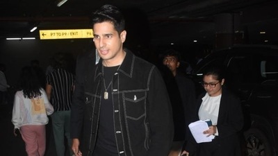Sidharth Malhotra returned to Mumbai on Saturday. He attended the launch of Ma Bharti Ke Sapoot website at National War Memorial in Delhi on Friday. He is riding high on the success of his last film, Shershaah and will now be seen in Thank God. (Varinder Chawla) Sidharth Malhotra returned to Mumbai on Saturday. He attended the launch of Ma Bharti Ke Sapoot website at National War Memorial in Delhi on Friday. He is riding high on the success of his last film, Shershaah and will now be seen in Thank God. (Varinder Chawla)