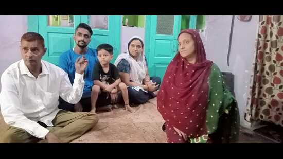 Mohammad Shahid with his family members. (HT)