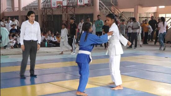 As many as 1,244 players participated on the first day of the state-level games for the U-14 category under the Khedan Vatan Punjab Diyan on Saturday. Ludhiana is hosting a total of four games - handball, judo, softball and basketball for the U-14, U-17, U-21 and 21-40 categories. (HT Photo)