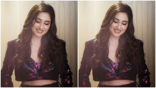 Disha dazzled in a multicoloured cropped top that featured sequin details, full sleeves and a plunging neckline. The cropped top came in patterns in shades of red, purple and black.(Instagram/@dishaparmar)