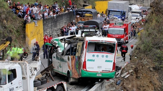 Rescuers secure a bus from falling down a ravine after an accident on the Pan-American Highway in Altos de Penalisa, near the city of Pasto, in the Colombian department of Narino, on October 15, 2022.&nbsp;(AFP)