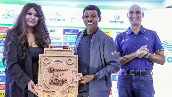 Haile Gebrselassie during the unveiling of the Vedanta Delhi Half Marathon Finisher's medal.(Twitter)