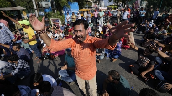 Kashmiri Hindus shout slogans against the killing of Puran Krishan Bhat during a protest in Jammu.(AP)