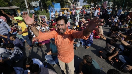 Kashmiri Hindus shout slogans against the killing of Puran Krishan Bhat during a protest in Jammu.(AP) Kashmiri Hindus shout slogans against the killing of Puran Krishan Bhat during a protest in Jammu.(AP)