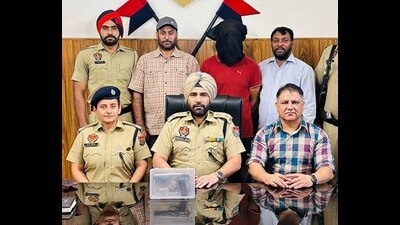 Member of Lawrence Bishnoi gang arrested with illegal pistol by CIA staff 2 police in Ludhiana on Sunday. (Photo Hindustan Times) Member of Lawrence Bishnoi gang arrested with illegal pistol by CIA staff 2 police in Ludhiana on Sunday. (Photo Hindustan Times)