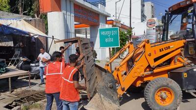 Following the directives of Haridwar district magistrate Vinay Shankar Pandey, the officials launched an anti-encroachment drive from Saturday. (HT Photo)
