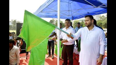 Bihar deputy chief minister Tejashwi Prasad Yadav flags off 100 vehicles and 380 motorcycles for intensive spraying and anti-larval spray in wake of rise in dengue disease in Patna on Sunday. (Santosh Kumar/HT Photo) Bihar deputy chief minister Tejashwi Prasad Yadav flags off 100 vehicles and 380 motorcycles for intensive spraying and anti-larval spray in wake of rise in dengue disease in Patna on Sunday. (Santosh Kumar/HT Photo)