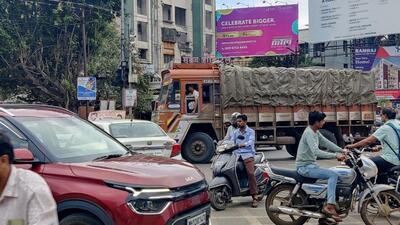 A heavy vehicle at Gangadham Chowk on October 12. (Rahul Raut/HT PHOTO) A heavy vehicle at Gangadham Chowk on October 12. (Rahul Raut/HT PHOTO)