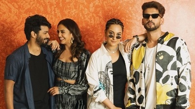 Sonakshi Sinha shared another post where she can be seen posing with the lead cast of the film Double XL. (Instagram/@aslisona) Sonakshi Sinha shared another post where she can be seen posing with the lead cast of the film Double XL. (Instagram/@aslisona)