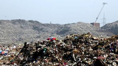 All of the city’s landfills – at Deonar (in pic), Kanjurmarg and Mulund – are also precariously close to the sea, exacerbating their tendency to pollute, as opposed to waste dumps that are situated inland. (HT PHOTO) All of the city’s landfills – at Deonar (in pic), Kanjurmarg and Mulund – are also precariously close to the sea, exacerbating their tendency to pollute, as opposed to waste dumps that are situated inland. (HT PHOTO)