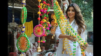 Actor Shama Sikander is awestruck by the beautifully crafted home decor artefacts available in Pottery Market of Sarojini Nagar in Delhi. (Photo: Manoj Verma/HT)