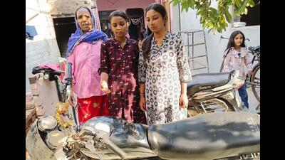 The family showing a vehicle vandalised by the miscreants in Harcharan Nagar, in Ludhiana on Sunday. (HT Photo)