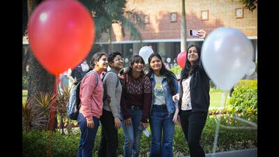 Delhi University’s outstation students, in second and final-year, who resumed classes post pandemic are all excited to head back home to celebrate Diwali with family. (Photo: Sanchit Khanna/HT (For representational purposes only)) Delhi University’s outstation students, in second and final-year, who resumed classes post pandemic are all excited to head back home to celebrate Diwali with family. (Photo: Sanchit Khanna/HT (For representational purposes only))