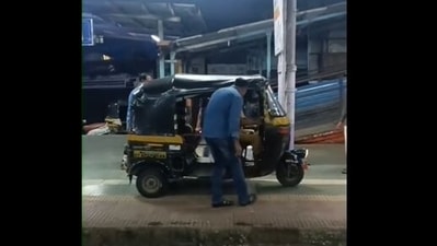Auto driver takes his 3-wheeler right on to a Mumbai platform, held; Video viral (Twitter)
