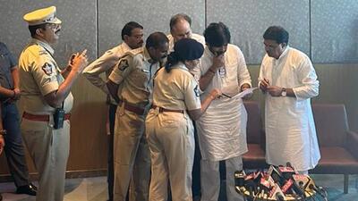 Police officials hand over the notice to JSP chief Pawan Kalyan, in Visakhapatnam. (HT Photo) Police officials hand over the notice to JSP chief Pawan Kalyan, in Visakhapatnam. (HT Photo)