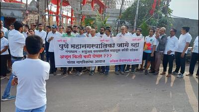 Members of Kondhwa Development Forum gathered on Gangadham-Aimata Temple road on Sunday demanding Pune Municipal Corporation to make the stretch safe for commuters. (HT PHOTO)