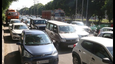 Vehicles stuck on Airport Road in Mohali during the protest by physical training instructors on Sunday. (Sanjeev Sharma/HT)
