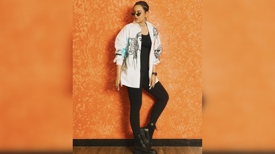 For her hairdo, Sonakshi Sinha opted for the multiple dutch braids look and she kept her makeup minimal to complement her casual look. (Instagram/@aslisona) For her hairdo, Sonakshi Sinha opted for the multiple dutch braids look and she kept her makeup minimal to complement her casual look. (Instagram/@aslisona)