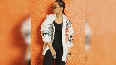 For day 3 of Double XL promotions, Sonakshi Sinha donned a black tank top, and black leggings which she paired with an oversized white shirt with a quirky print. (Instagram/@aslisona) For day 3 of Double XL promotions, Sonakshi Sinha donned a black tank top, and black leggings which she paired with an oversized white shirt with a quirky print. (Instagram/@aslisona)