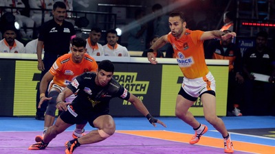 Captain Fazel Atrachali grabbed four points to take his team over the line (Pro Kabaddi League) Captain Fazel Atrachali grabbed four points to take his team over the line (Pro Kabaddi League)