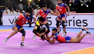 Both teams went neck and neck in the first few minutes (Pro Kabaddi League )
