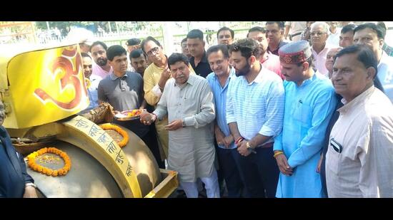 Panchkula MLA Gian Chand Gupta offering prayers to a road-roller before it got to work. (HT Photo)