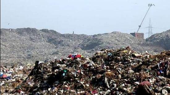 All of the city’s landfills – at Deonar (in pic), Kanjurmarg and Mulund – are also precariously close to the sea, exacerbating their tendency to pollute, as opposed to waste dumps that are situated inland. (HT PHOTO)