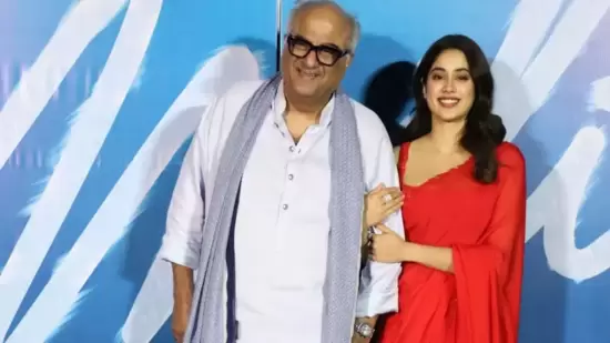 Janhvi Kapoor Tells Dad Boney Kapoor Papa Tareef Bas Karo Odd Lagta