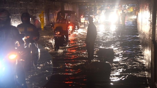 Vehicles wade through a waterlogged subway after heavy rain in Mumbai's Andheri on Friday, (Vijay Bate/HT Photo)