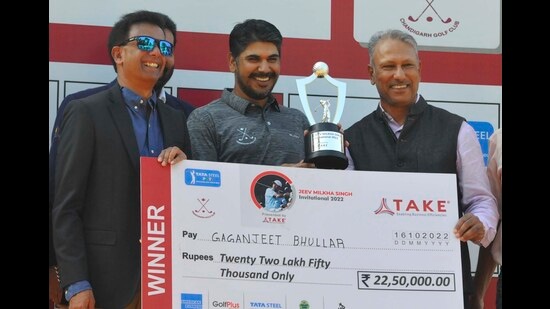 Gaganjeet Bhullar (centre) receiving the trophy after winning the Jeev Milkha Singh Invitational on Sunday. (Keshav Singh/HT)