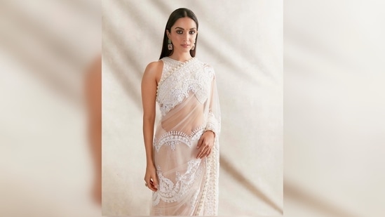 Kiara Advani paired her nine yards with with a sleeveless embroidered blouse. She adorned this look to an awards show.(Instagram/@manishmalhotra)