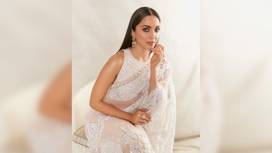 Kiara Advani's look was put together by celebrity stylist Lakshmi Lehr.(Instagram/@manishmalhotra)
