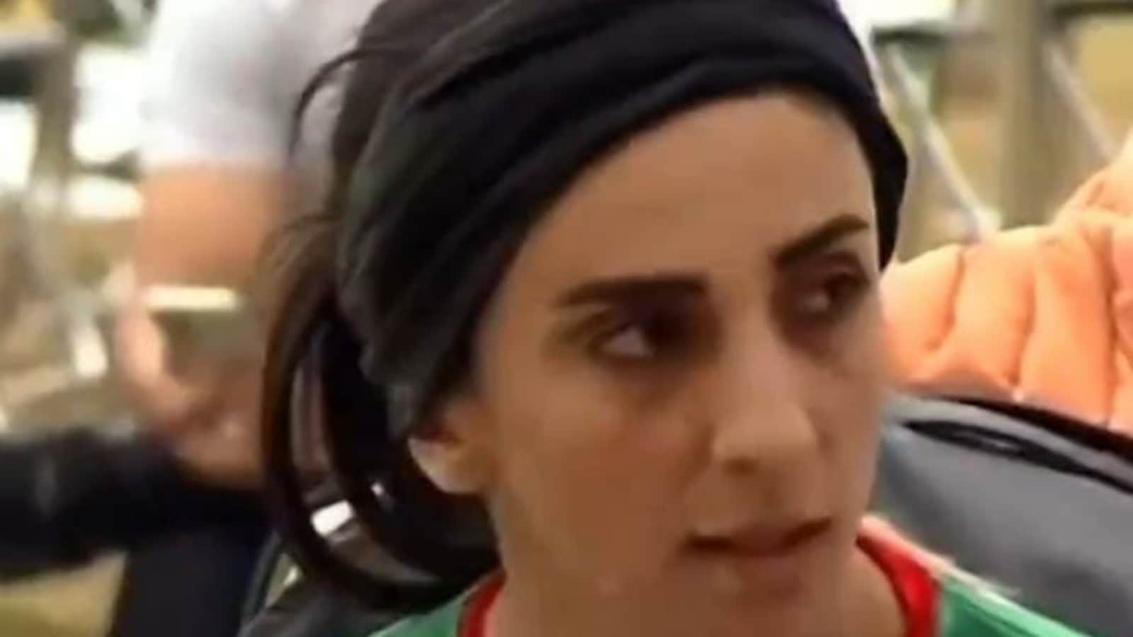 Atleta iraniana Elnaz Rekabi, que competiu sem o véu, é acolhida como  'heroína' em Teerã