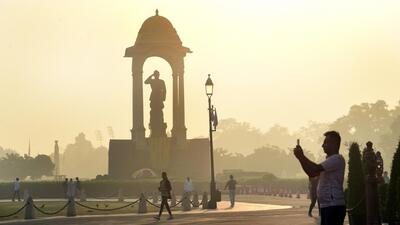 Delhi’s air quality is forecasted to further deteriorate in the coming three days and remain between the upper end of the ‘poor’ and the lower end of the ‘very poor’ category. (Arvind Yadav/HT Photo)