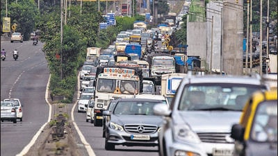 Mumbai, India - October 17, 2022: Traffic jam on Eastern Express Highway near Kurla, in Mumbai, India, on Monday, October 17, 2022. (Photo by Pratik Chorge/Hindustan Times) (Pratik Chorge/HT PHOTO)