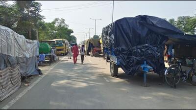 Farmers have been camping on the three-kilometre stretch leading to Sangrur from the Patiala-Bathinda highway for the past nine days (HT Photo)